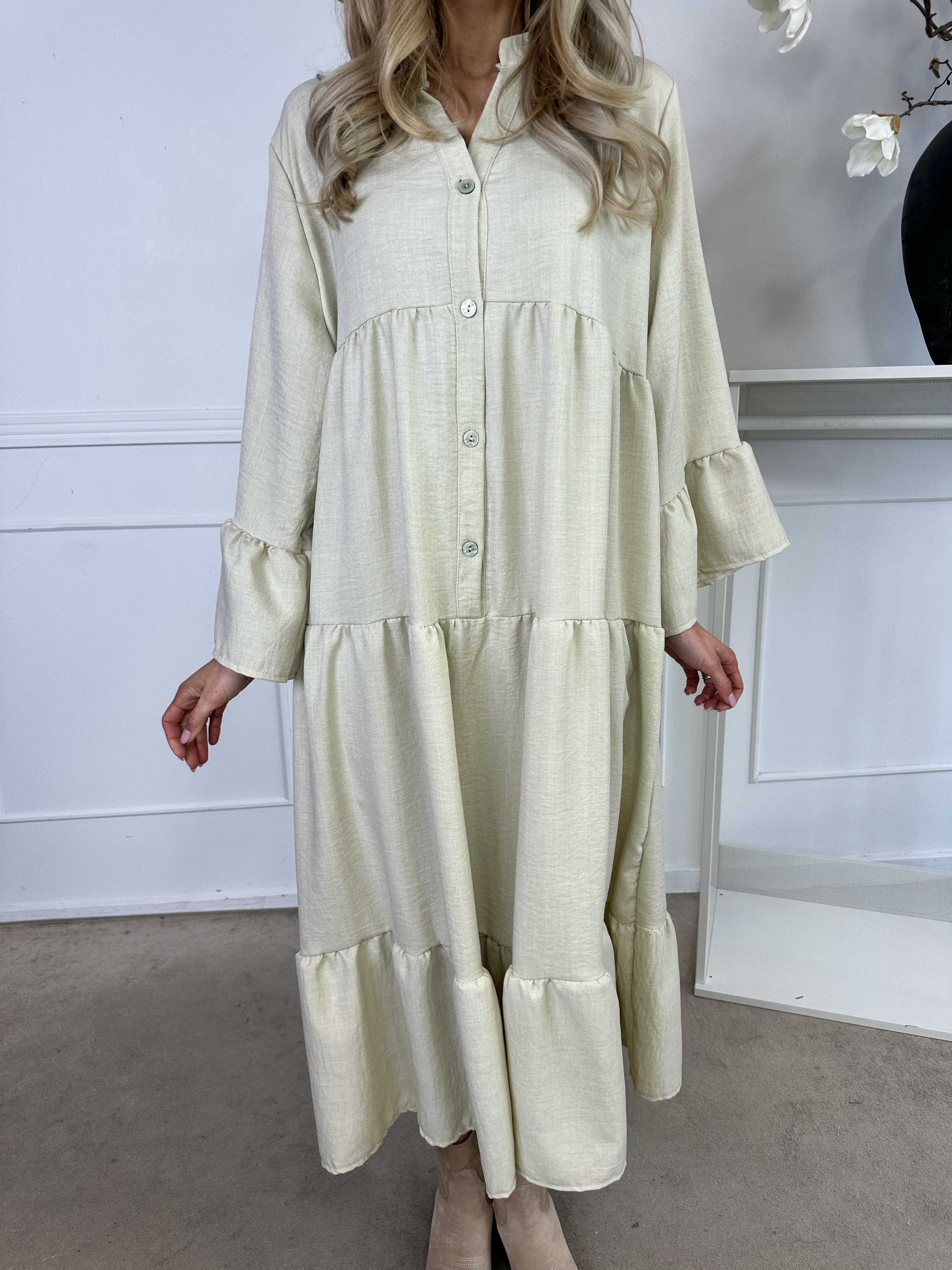 Arjana - Söt klänning med lager i lagerlook och knappar